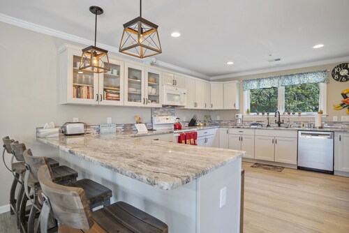 Cozy, waterfront, 5BR 4BA house w 2 decks near USNA & downtown