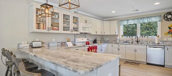 Cozy, waterfront, 5BR 4BA house w 2 decks near USNA & downtown