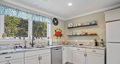 Cozy, waterfront, 5BR 4BA house w 2 decks near USNA & downtown