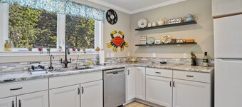 Cozy, waterfront, 5BR 4BA house w 2 decks near USNA & downtown