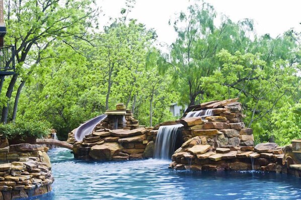 Piscina aquecida, espreguiçadeiras