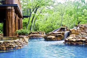 Piscine chauffée, chaises longues