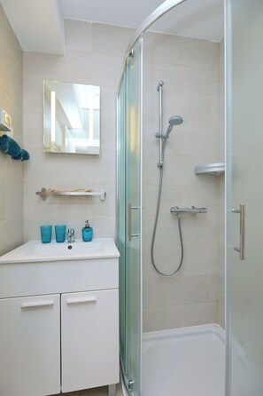 Shower, hair dryer, towels - Studio Sebastiaan - One Bedroom Apartment, Sleeps 2 (Dubrovnik)