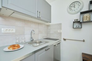 Kühlschrank, Herdplatte, Toaster, Kochgeschirr/Geschirr/Besteck