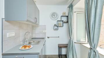 Kühlschrank, Herdplatte, Toaster, Kochgeschirr/Geschirr/Besteck