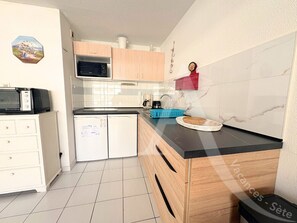 Fridge, microwave, oven, coffee/tea maker - 2 CHAMBRES, TERRASSE VUE MER SUR LE COTE, ACCES DIRECT PLAGE (Sète)