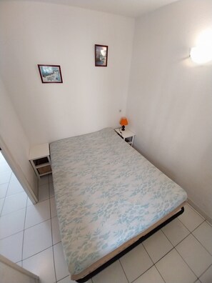 2 Schlafzimmer, Bügeleisen/Bügelbrett