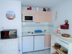 Geladeira, micro-ondas, fogão, cafeteira/chaleira