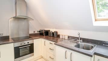 Cottage | Private kitchen | Fridge, dishwasher, electric kettle, toaster