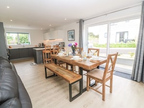 Cottage | Privékeuken | Een koelkast, een vaatwasser, een waterkoker, een broodrooster