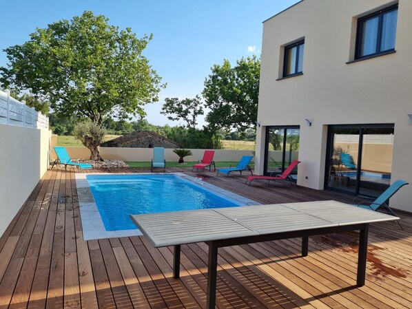 Een buitenzwembad en een verwarmd zwembad