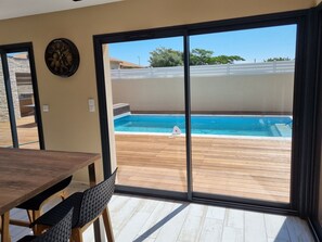 Een buitenzwembad en een verwarmd zwembad