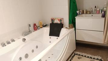 Jetted bath