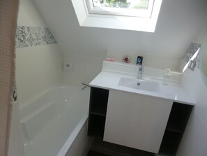 Badekar, hårføner, såpe og sjampo