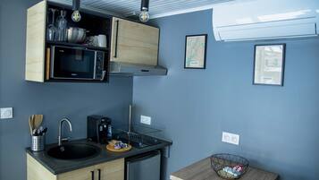 Jääkaappi, mikroaaltouuni, liesi