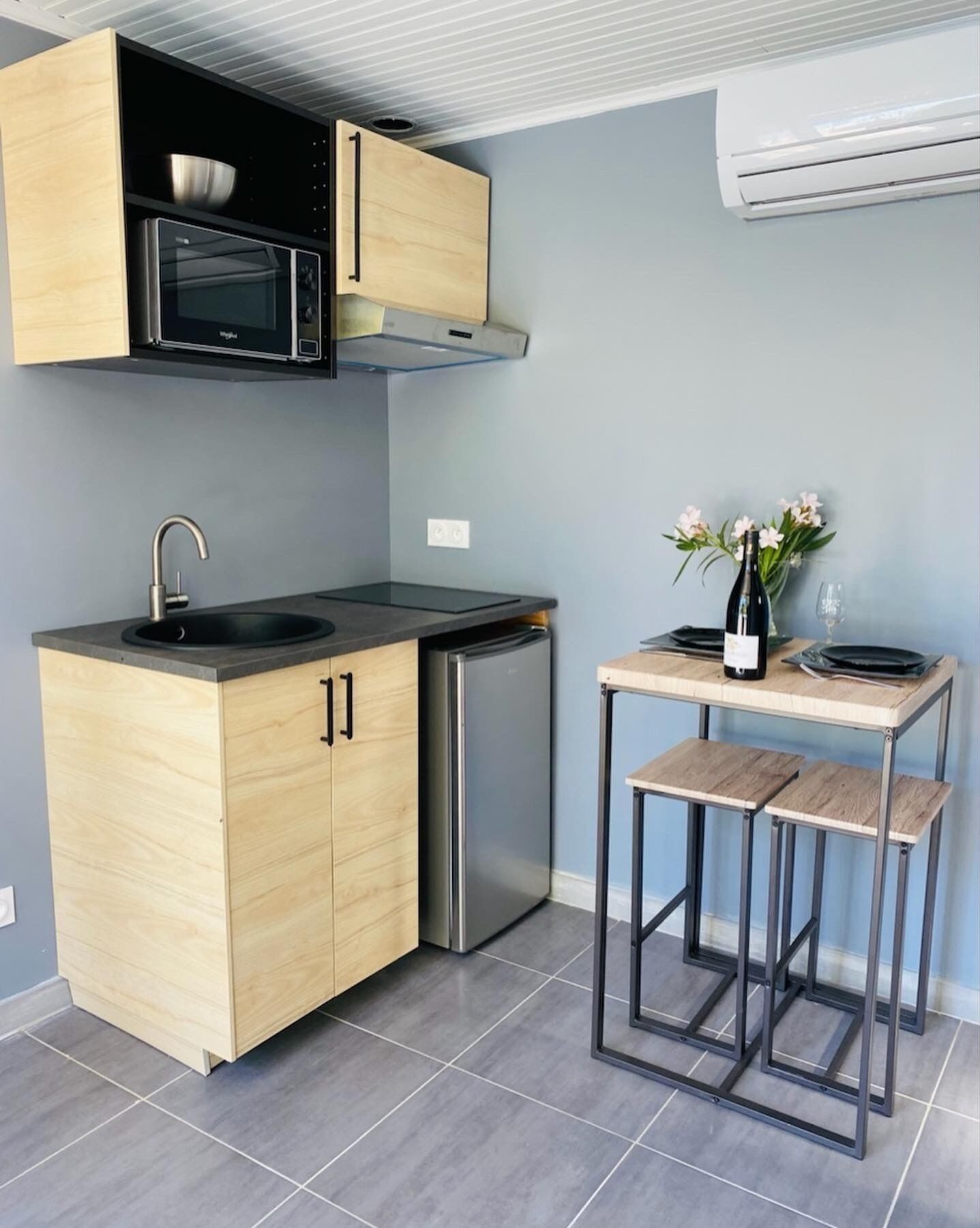 Kjøleskap, mikrobølgeovn og kokeplater