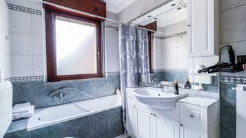 Badewanne, Haartrockner, Handtücher