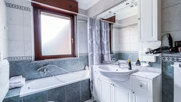 Badewanne, Haartrockner, Handtücher