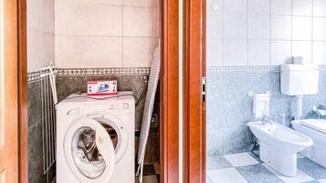 Badewanne, Haartrockner, Handtücher