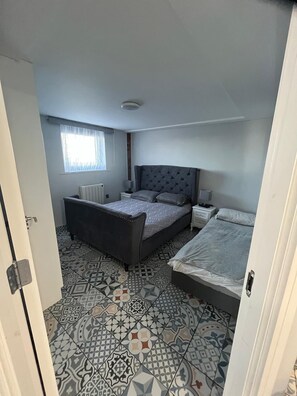 2 slaapkamers, een strijkplank/strijkijzer, gratis wifi, beddengoed