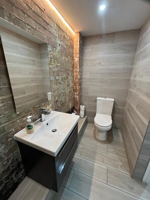 Een douche, een haardroger, handdoeken, toiletpapier