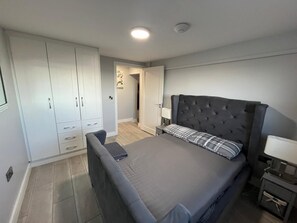 2 bedrooms, iron/ironing board, free WiFi, bed sheets - The Captains Wheel (Skerries)