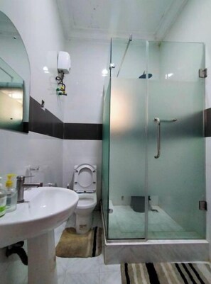 Shower - Lovely serviced 2bedroom with good facilities (Lekki)