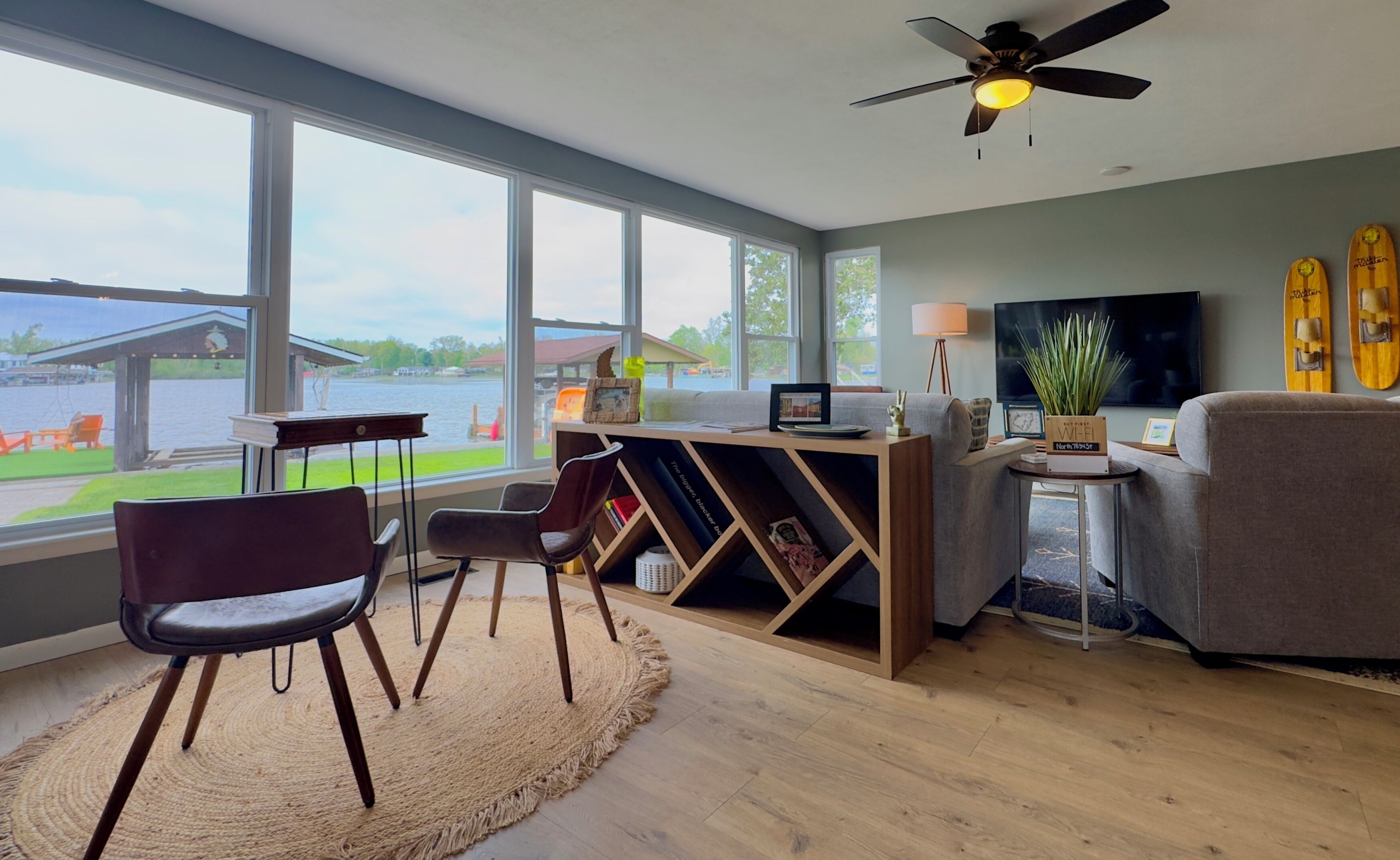 Smart TV, chimenea, videojuegos y libros 