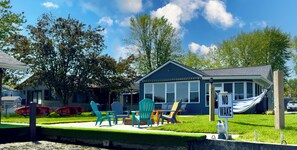 A house with a porch, outdoor seating, and a hammock. - Lake + Waterfront + Dock + HotTub + Kayaks + Walking distance to Woody's (Russells Point)