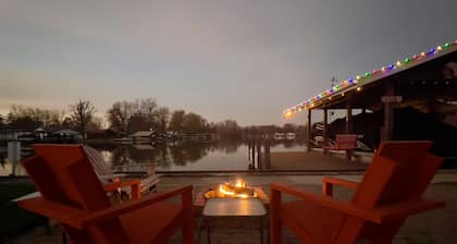 Waterfront Cabin with Hot Tub, Outside Bar & Private Dock!