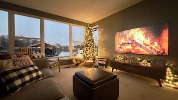 Smart TV, chimenea, videojuegos y libros