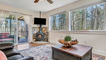 Een smart-tv en een open haard