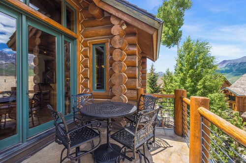 TRISTANT 108- Luxurious Log Cabin Townhome with Ideal Location