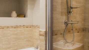Bathtub, towels