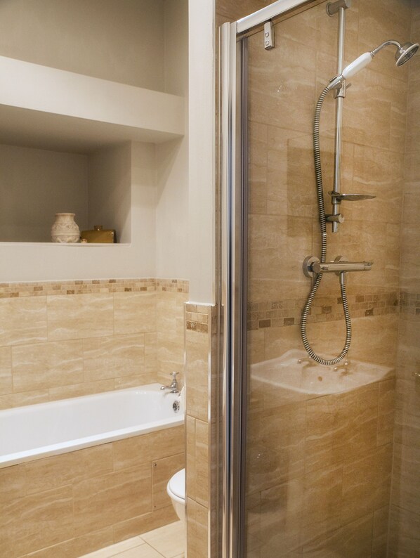 Bathtub, towels - Classic 2 bedroom apartment (Harrogate)