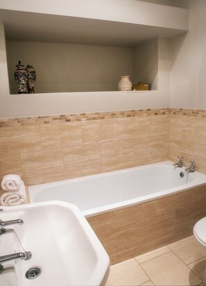 Bathtub, towels