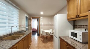 Refrigerador, microondas, horno, cafetera/tetera