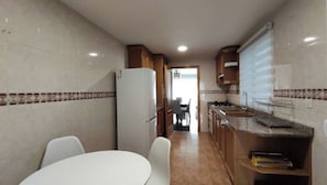 Fridge, microwave, oven, coffee/tea maker - Avenue viewpoint (Albaida)