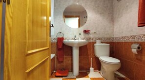 Badewanne, Haartrockner, Bidet, Handtücher
