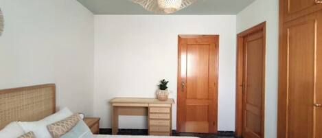 3 bedrooms, desk, iron/ironing board, free WiFi