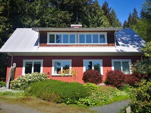 Exterior - 3 bedroom suite on the Juan de Fuca straight. (Shirley)