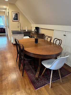 Dining - 3 bedroom suite on the Juan de Fuca straight. (Shirley)