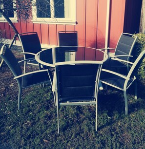 Outdoor dining - 3 bedroom suite on the Juan de Fuca straight. (Shirley)