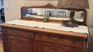 Une commode en bois avec de nombreux tiroirs et un miroir au-dessus.