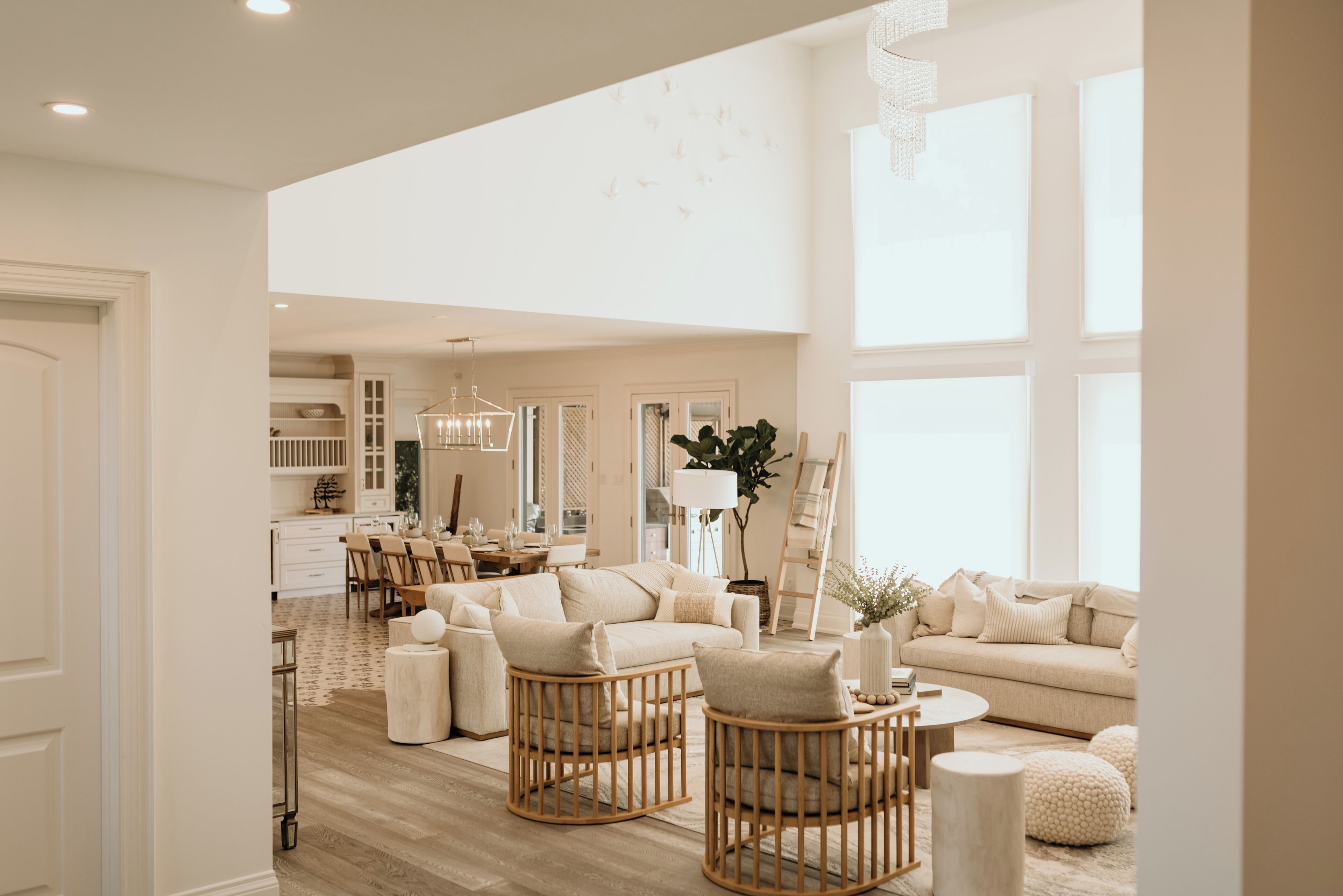 TV connectée, cheminée, table de tennis de table, chaîne hi-fi