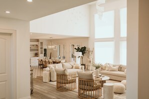 Smart TV, fireplace, ping pong, stereo