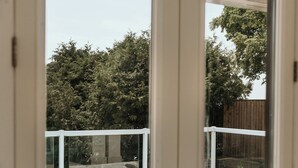 Une piscine intérieure dotée d’une terrasse en bois et d’une structure en verre.