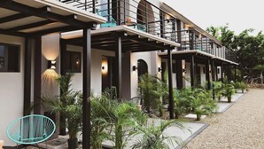 Un hotel moderno con terraza al aire libre y un paseo techado.