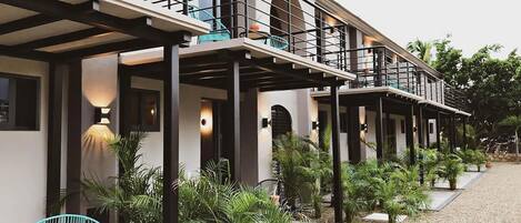 Un hotel moderno con terraza al aire libre y un paseo techado.