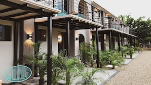 Un hotel moderno con terraza al aire libre y un paseo techado.